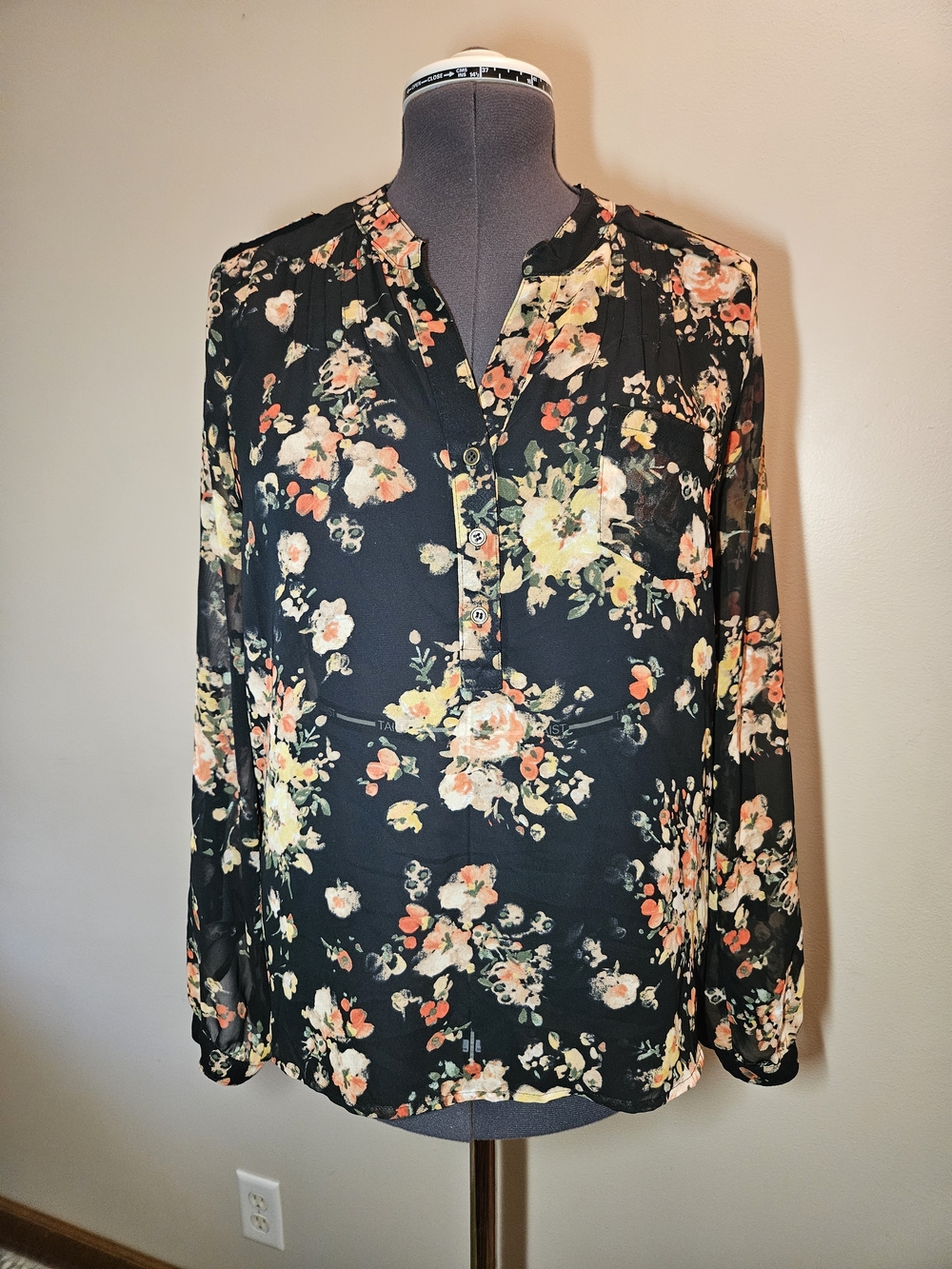 Forever 21 Black Floral Button-Front Blouse Top Pleats